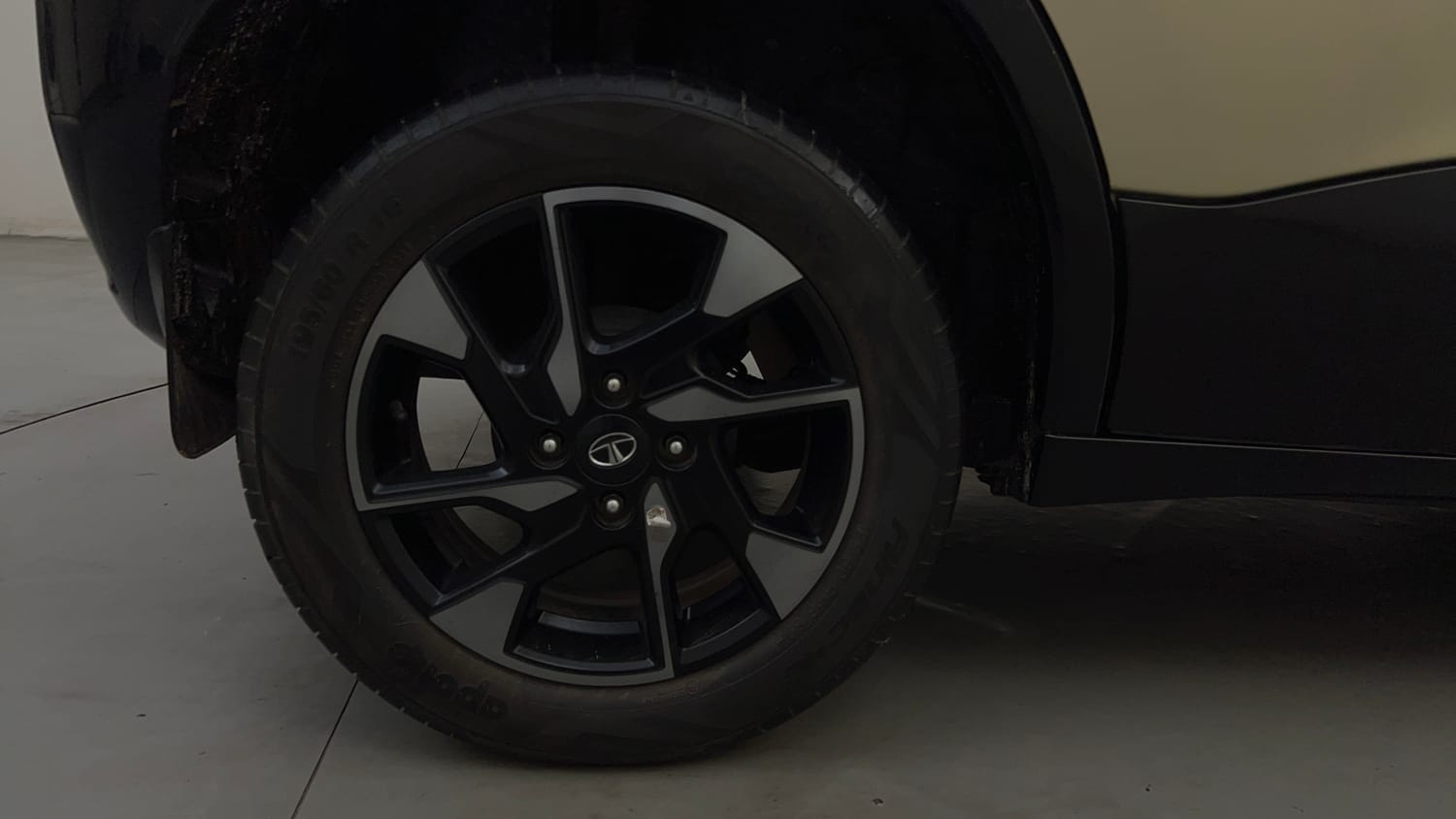 Used 2023 Tata Punch Kaziranga Creative iRA Pack AMT Petrol Automatic tyres RIGHT REAR TYRE RIM VIEW