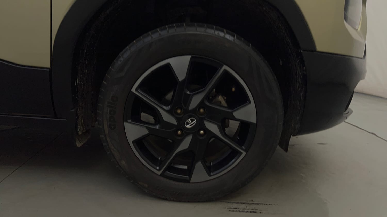 Used 2023 Tata Punch Kaziranga Creative iRA Pack AMT Petrol Automatic tyres RIGHT FRONT TYRE RIM VIEW