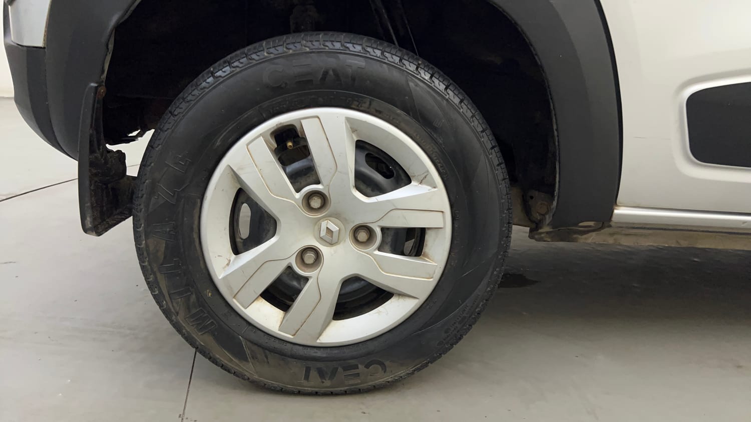 Used 2017 Renault Kwid RXT Petrol Manual tyres RIGHT REAR TYRE RIM VIEW