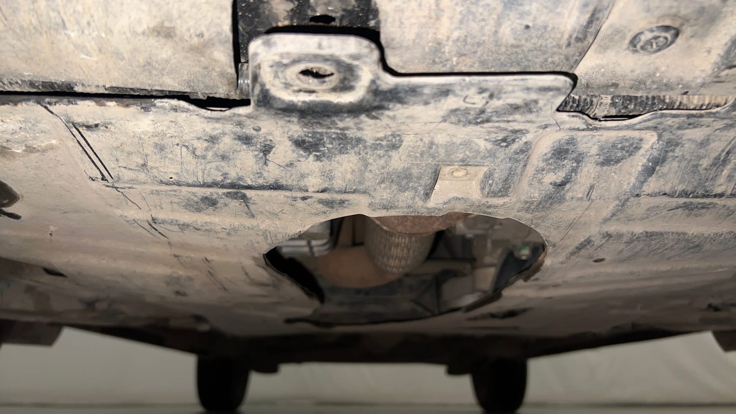 Used 2023 Mahindra XUV 300 W8 (O) 1.5 Diesel AMT Diesel Automatic extra FRONT LEFT UNDERBODY VIEW