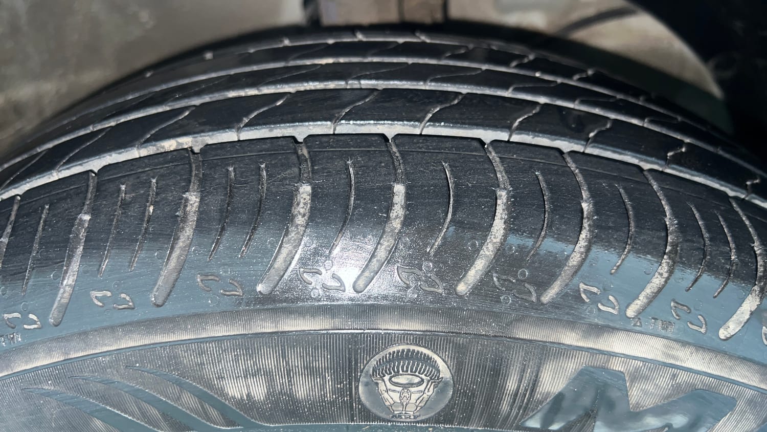 Used 2022 Maruti Suzuki XL6 Alpha Plus AT Petrol Petrol Automatic tyres RIGHT FRONT TYRE TREAD VIEW