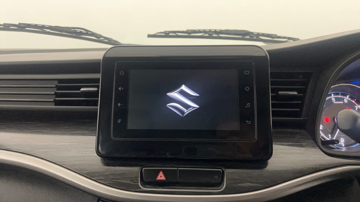 Used 2020 Maruti Suzuki XL6 Alpha MT Petrol Petrol Manual top_features Integrated (in-dash) music system