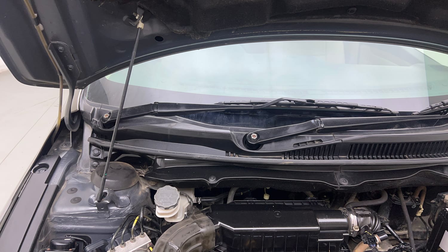 Used 2019 Maruti Suzuki Ciaz Delta Hybrid 1.5 Petrol Manual engine ENGINE RIGHT SIDE HINGE & APRON VIEW