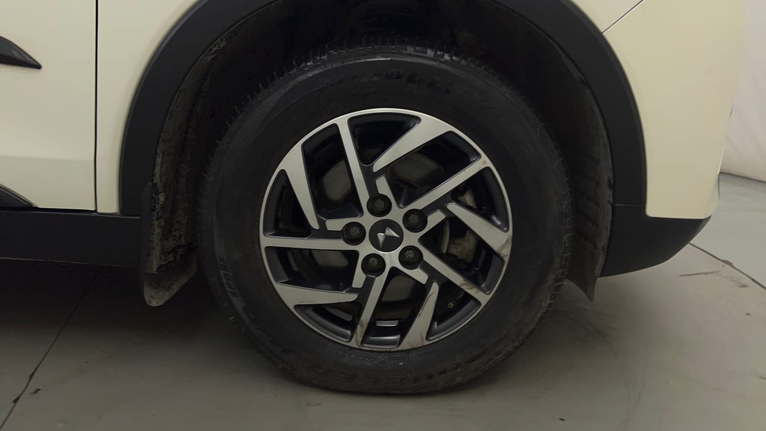 Used 2023 Mahindra XUV 300 W8 (O) 1.5 Diesel AMT Diesel Automatic tyres RIGHT FRONT TYRE RIM VIEW