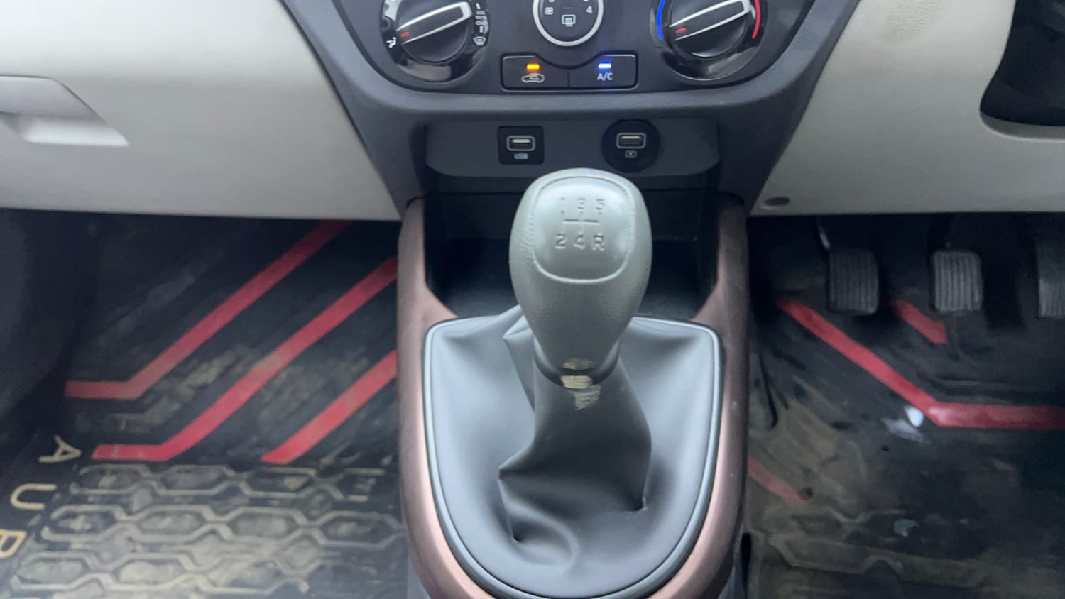 Used 2022 Hyundai Aura S 1.2 CNG Cng Manual interior GEAR  KNOB VIEW