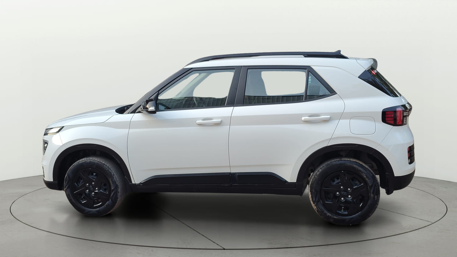 Used 2024 Hyundai Venue S (O) Plus 1.2 Petrol Adventure Edition Petrol Manual exterior LEFT SIDE VIEW