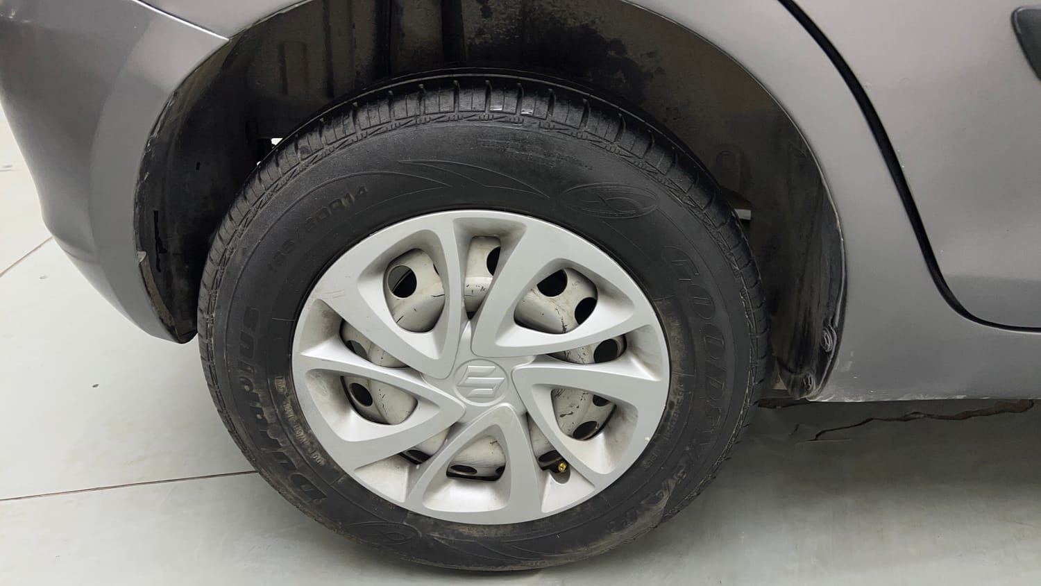 Used 2016 Maruti Suzuki Swift Lxi (O) Petrol Manual tyres RIGHT REAR TYRE RIM VIEW