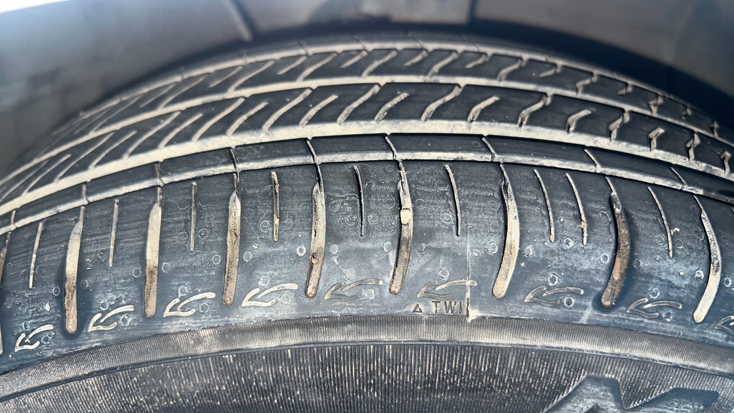 Used 2021 Hyundai Aura SX Plus 1.2 AMT Petrol Petrol Automatic tyres RIGHT FRONT TYRE TREAD VIEW