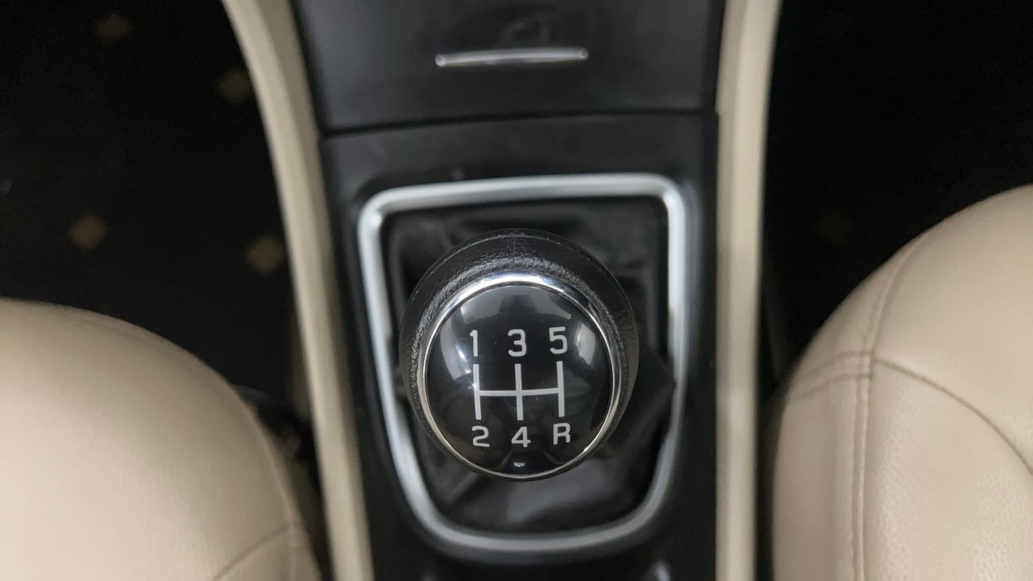 Used 2015 Maruti Suzuki Ciaz ZXi Petrol Manual interior GEAR  KNOB VIEW