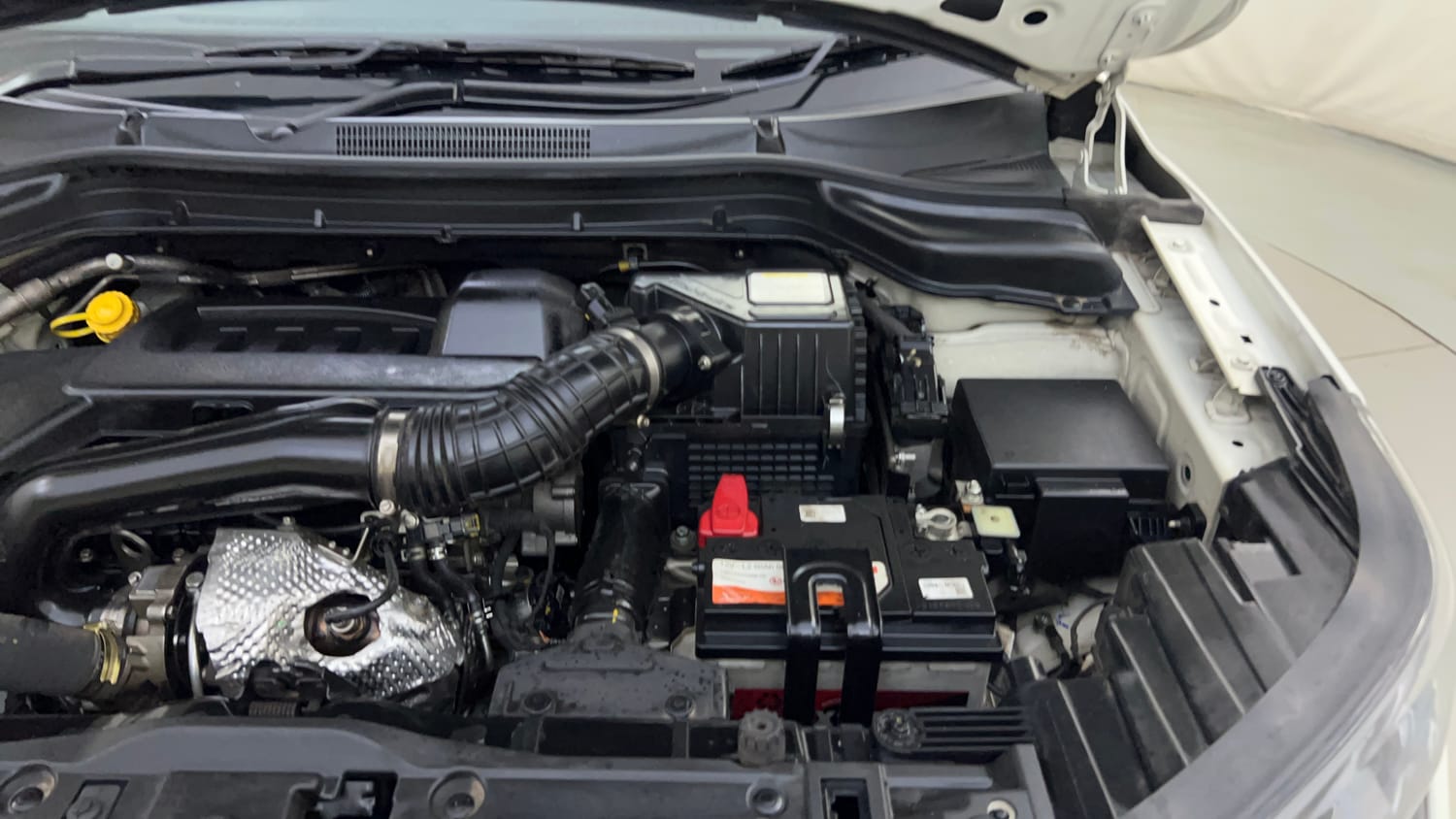 Used 2023 Mahindra XUV 300 W8 (O) 1.5 Diesel AMT Diesel Automatic engine ENGINE LEFT SIDE HINGE & APRON VIEW