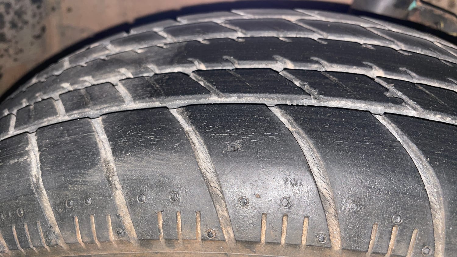 Used 2014 Maruti Suzuki Celerio VXi AMT Petrol Automatic tyres LEFT FRONT TYRE TREAD VIEW