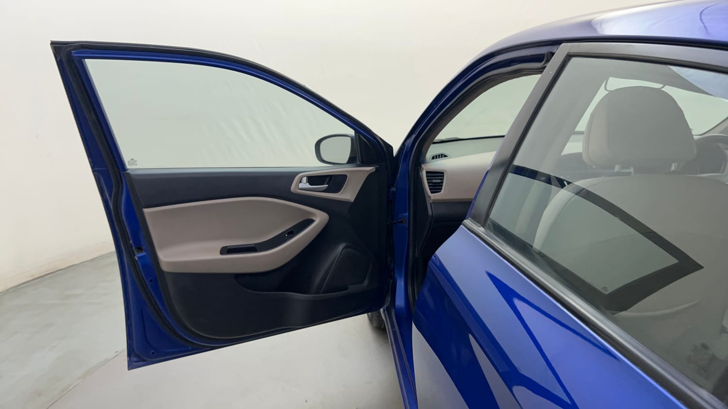 Used 2015 Hyundai Elite i20 Sportz 1.2 Petrol Manual interior LEFT FRONT DOOR OPEN VIEW