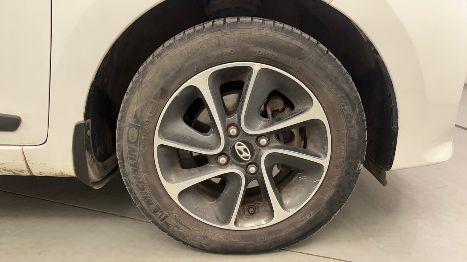 Used 2017 Hyundai Grand i10 Asta 1.2 Kappa VTVT Petrol Manual tyres RIGHT FRONT TYRE RIM VIEW