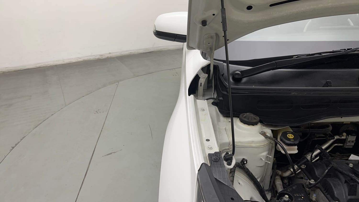 Used 2022 Hyundai Venue S Plus 1.2 Petrol Petrol Manual engine ENGINE RIGHT SIDE HINGE & APRON VIEW