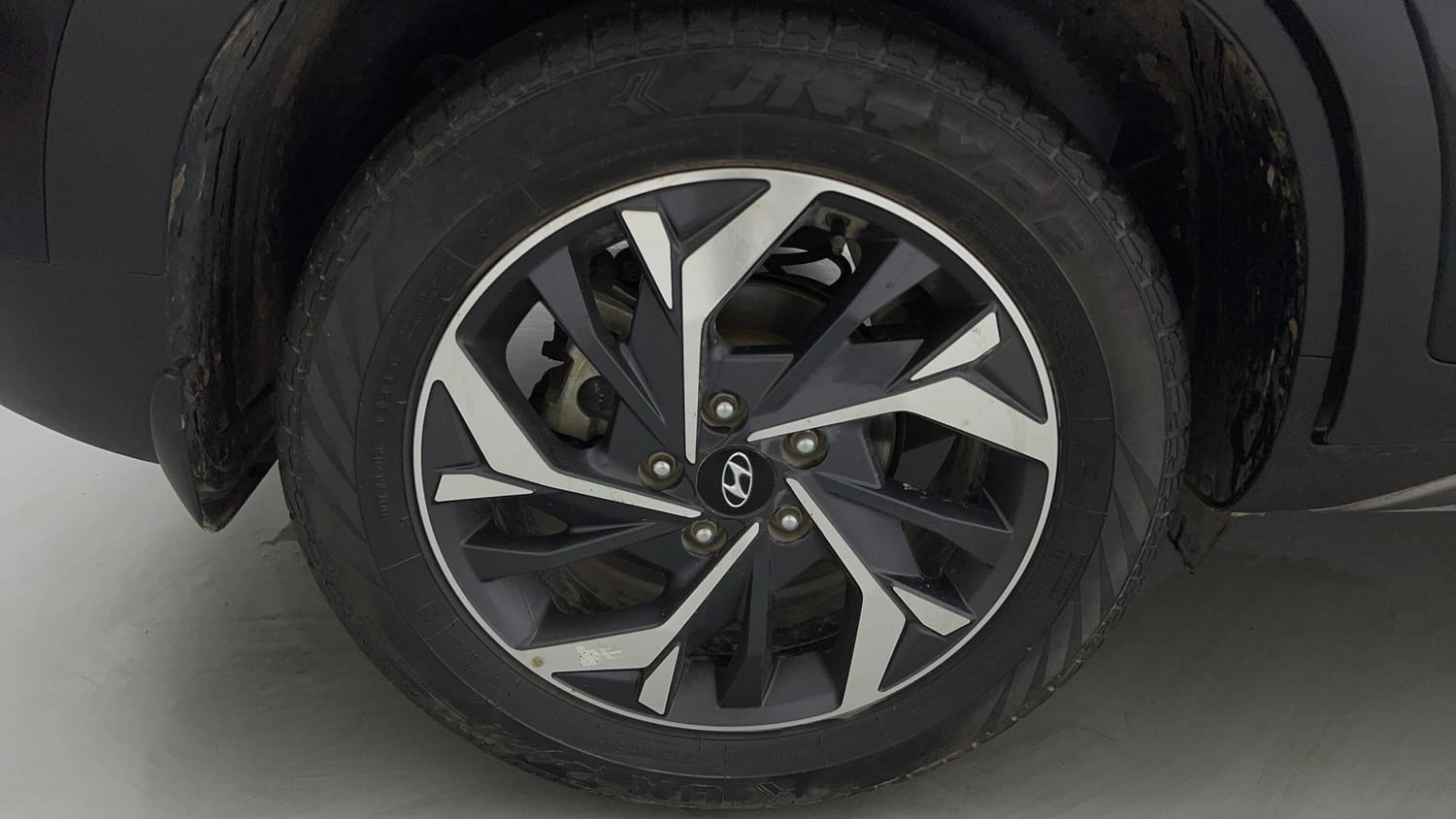 Used 2024 Hyundai Creta SX (O) 1.5 Petrol IVT Petrol Automatic tyres RIGHT REAR TYRE RIM VIEW