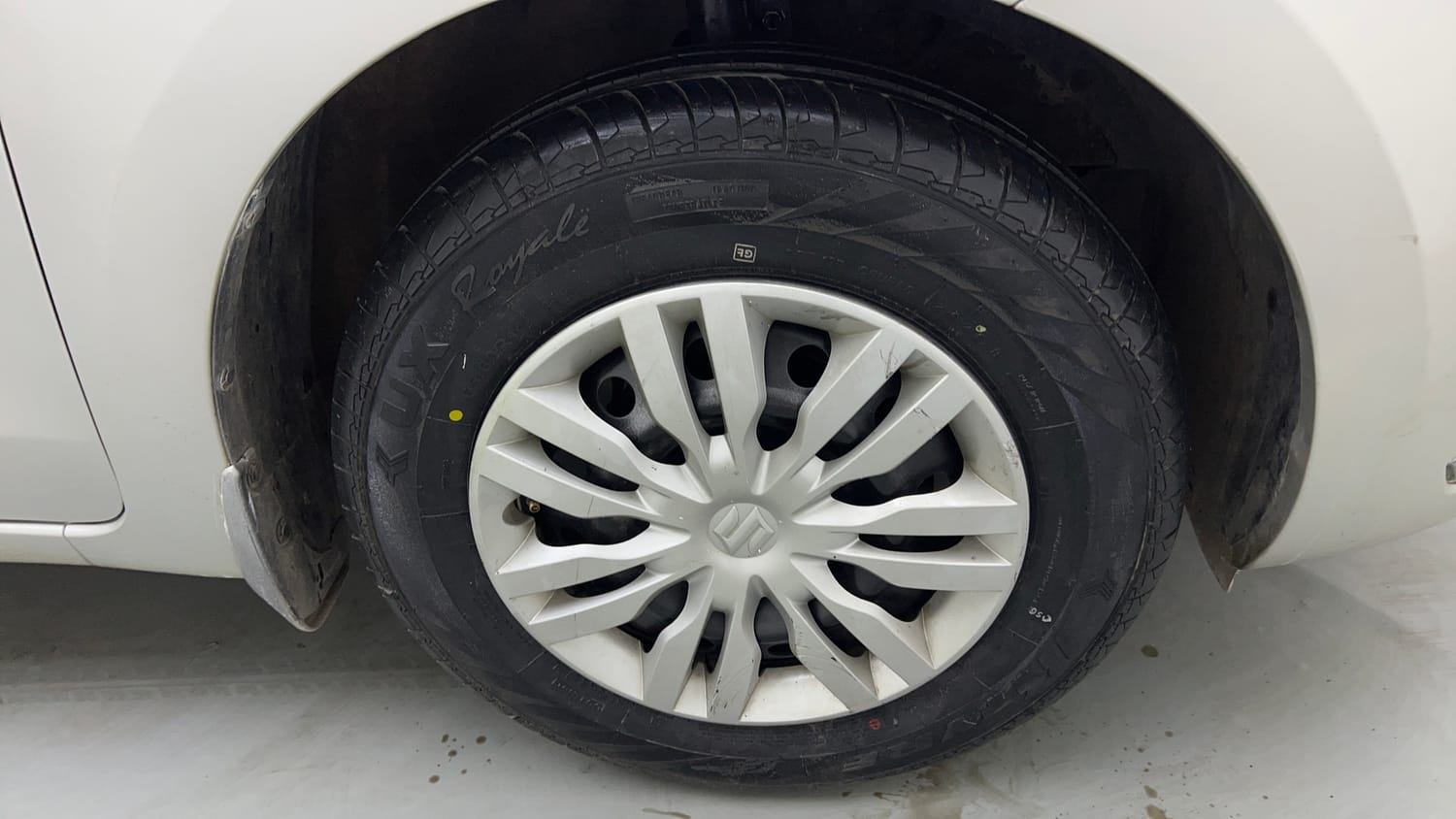 Used 2018 Maruti Suzuki Dzire VXi AMT Petrol Automatic tyres RIGHT FRONT TYRE RIM VIEW