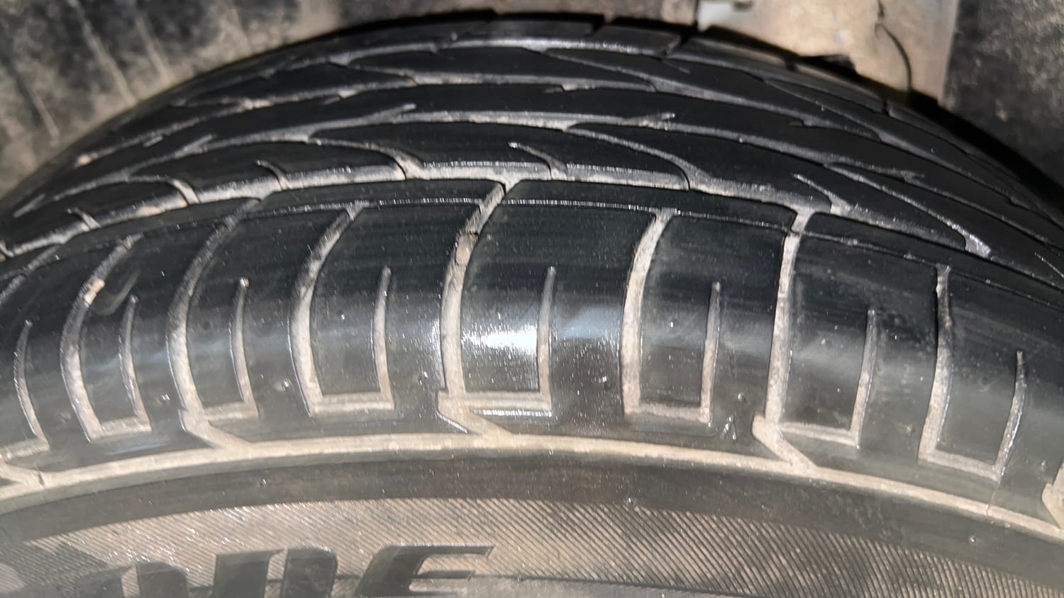Used 2023 Mahindra XUV 300 W8 (O) 1.5 Diesel AMT Diesel Automatic tyres RIGHT REAR TYRE TREAD VIEW