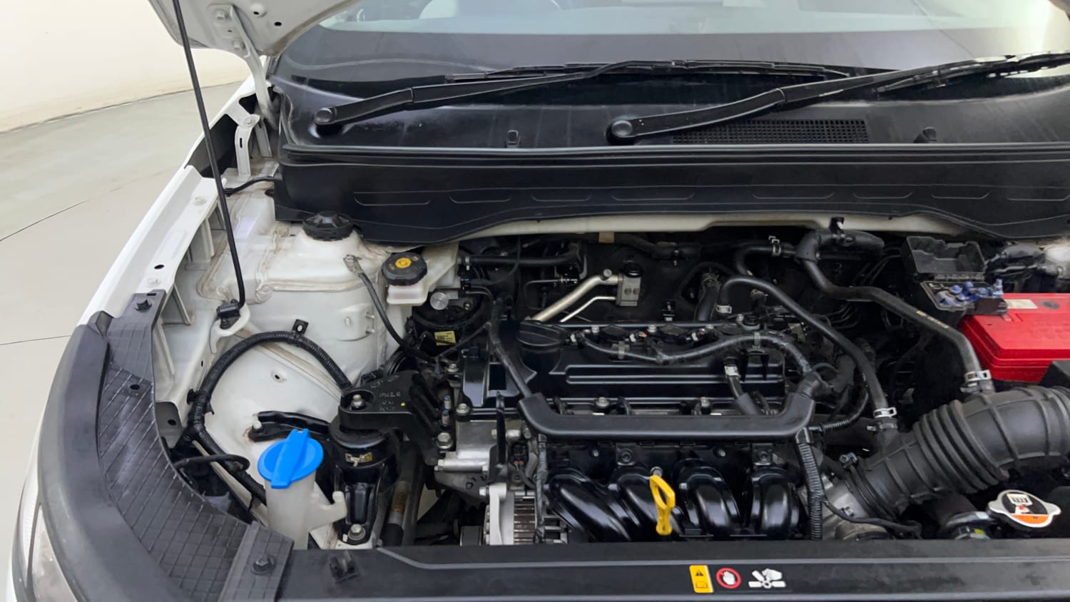 Used 2022 Hyundai Venue SX 1.2 Petrol Petrol Manual engine ENGINE RIGHT SIDE HINGE & APRON VIEW