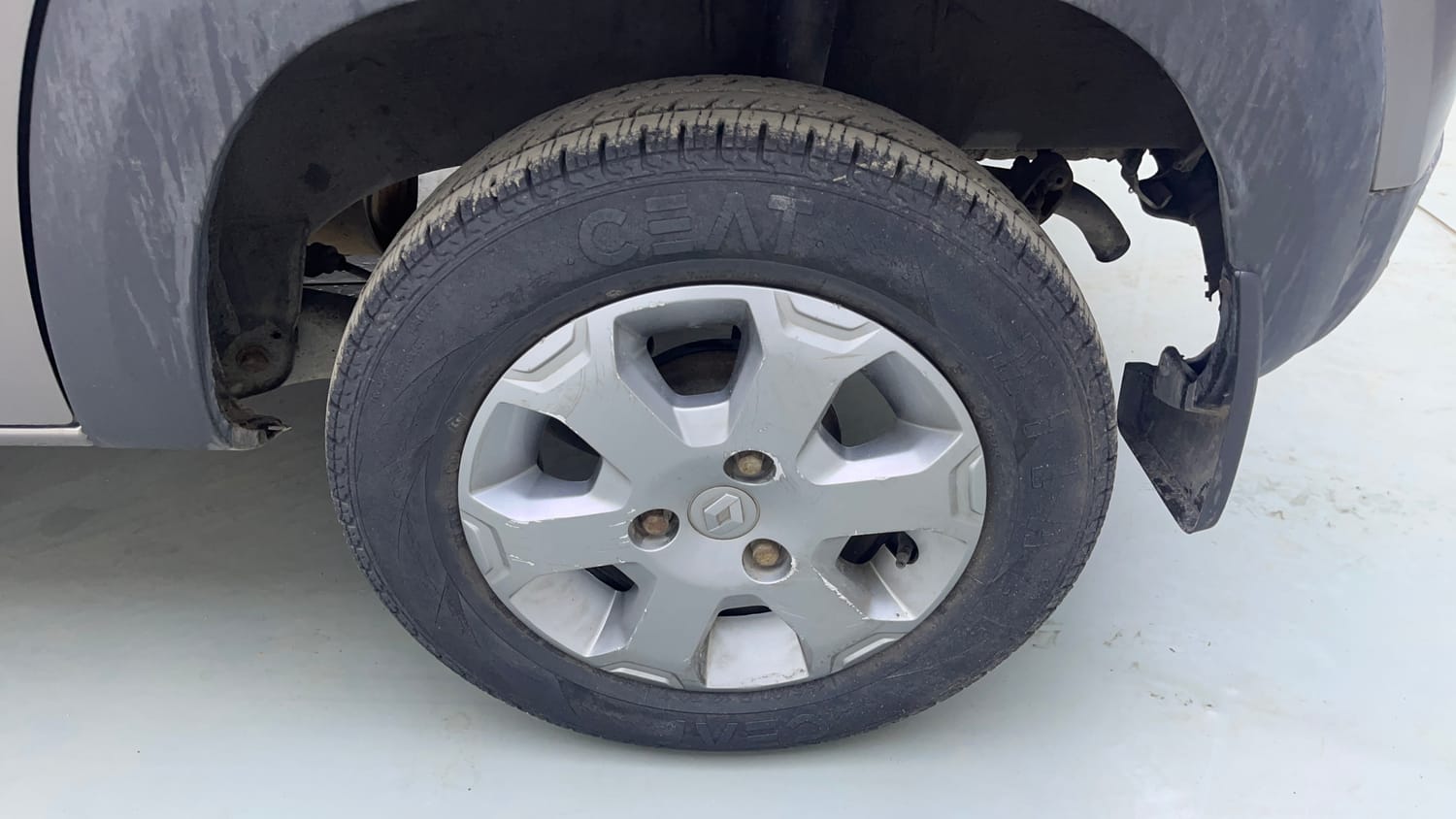 Used 2017 Renault Kwid CLIMBER 1.0 AMT Petrol Automatic tyres LEFT REAR TYRE RIM VIEW