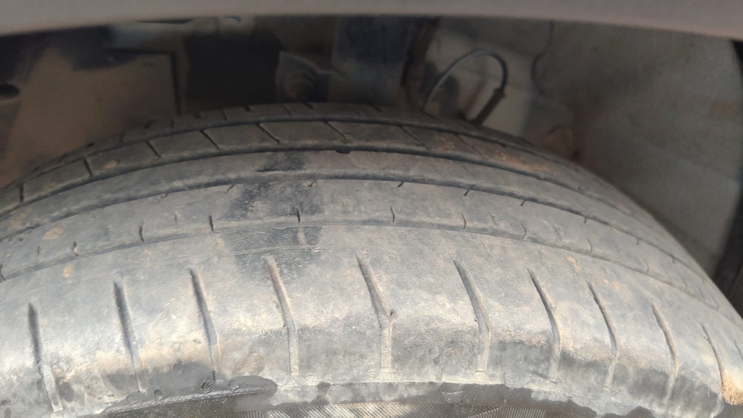 Used 2024 Hyundai Venue S (O) Plus 1.2 Petrol Adventure Edition Petrol Manual tyres LEFT FRONT TYRE TREAD VIEW