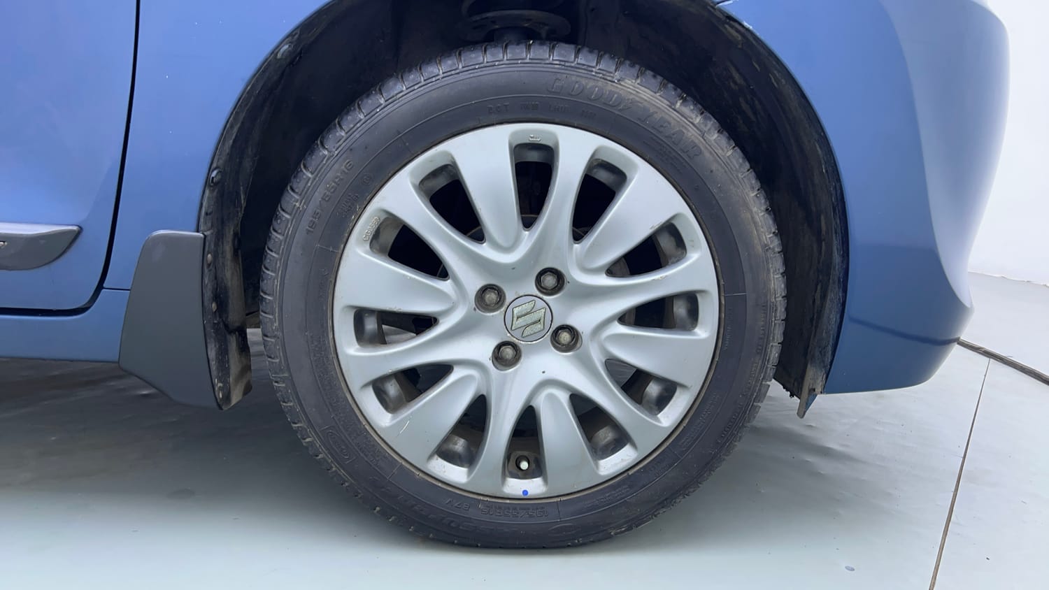 Used 2016 Maruti Suzuki Baleno Alpha 1.2 Petrol Manual tyres RIGHT FRONT TYRE RIM VIEW