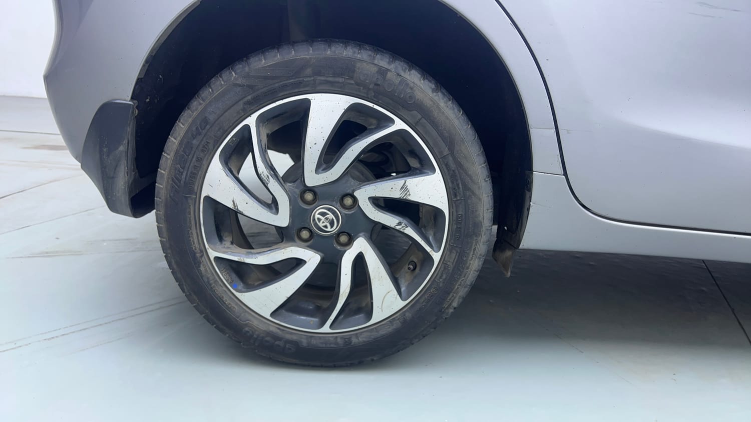 Used 2019 Toyota Glanza V CVT Petrol Automatic tyres RIGHT REAR TYRE RIM VIEW