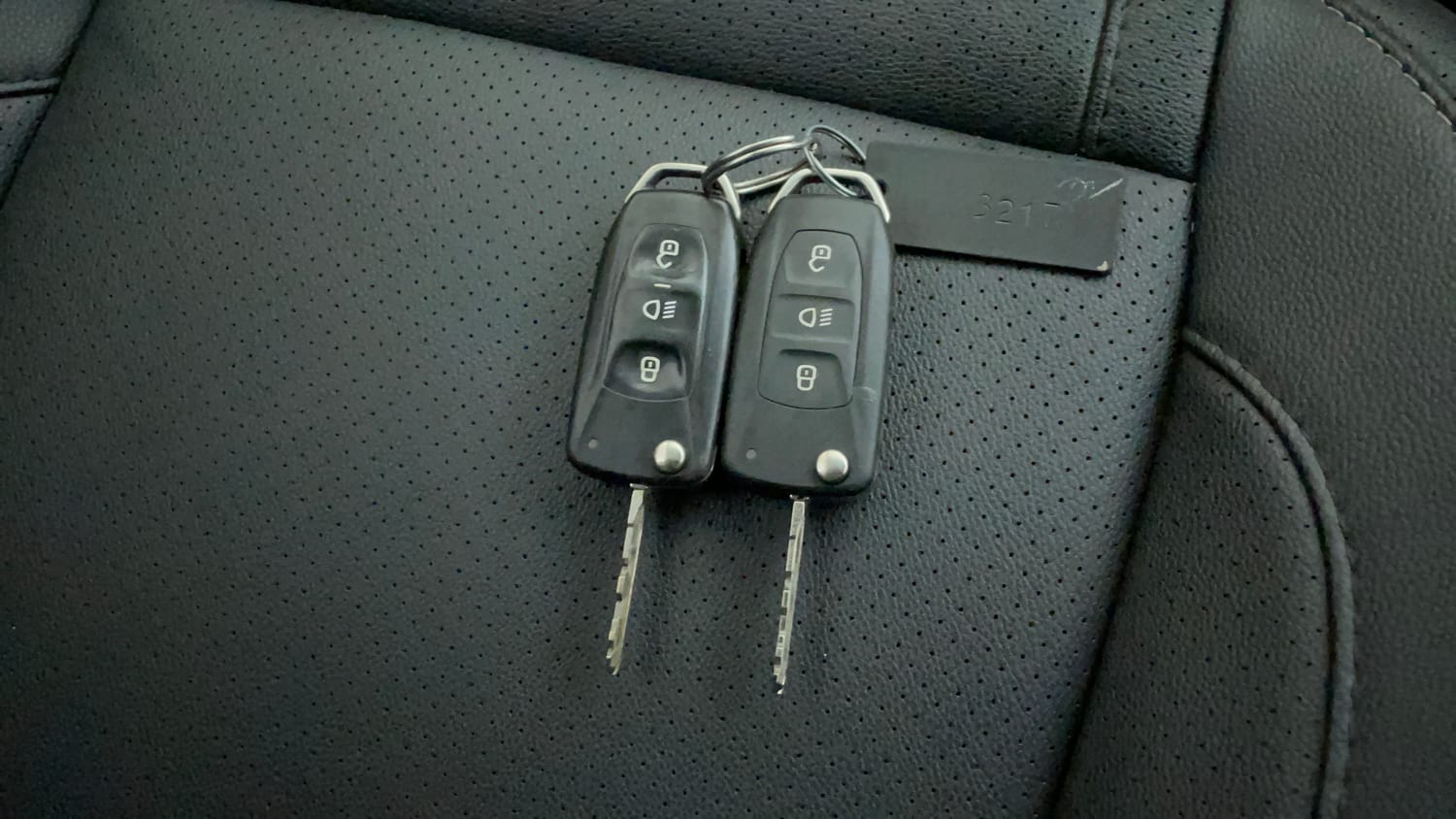 Used 2017 Tata Hexa XT 4x2 7 STR Diesel Manual extra CAR KEY VIEW