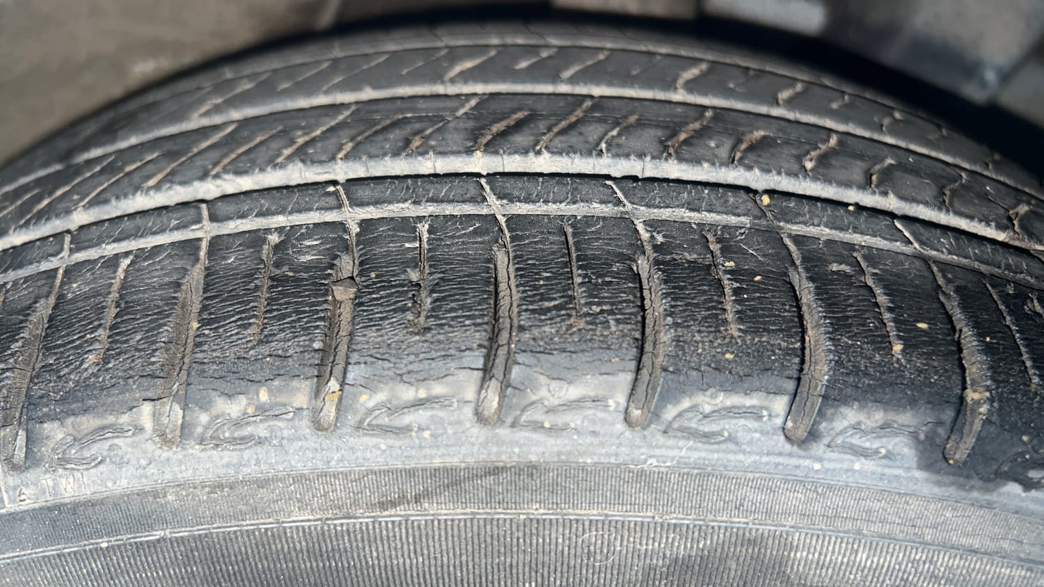 Used 2021 Hyundai Aura SX Plus 1.2 AMT Petrol Petrol Automatic tyres LEFT REAR TYRE TREAD VIEW
