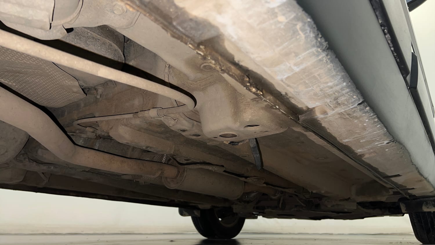 Used 2023 Mahindra XUV 300 W8 (O) 1.5 Diesel AMT Diesel Automatic extra REAR RIGHT UNDERBODY VIEW