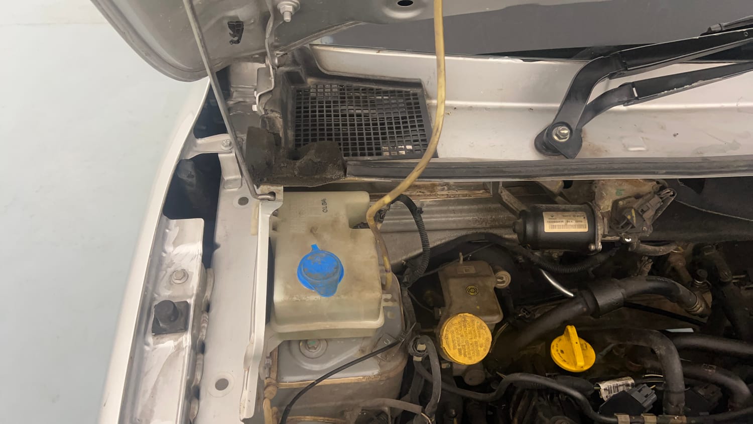 Used 2020 Renault Kwid 1.0 RXT Petrol Manual engine ENGINE RIGHT SIDE HINGE & APRON VIEW