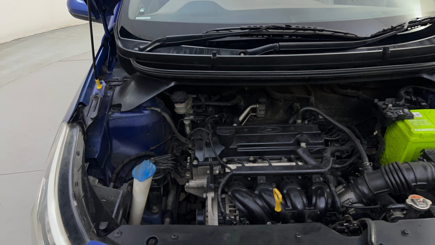 Used 2015 Hyundai Elite i20 Sportz 1.2 Petrol Manual engine ENGINE RIGHT SIDE HINGE & APRON VIEW