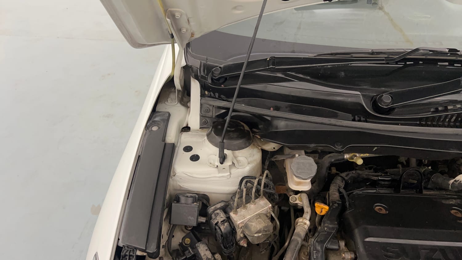 Used 2018 Maruti Suzuki Ciaz Delta 1.3 Hybrid Diesel Manual engine ENGINE RIGHT SIDE HINGE & APRON VIEW