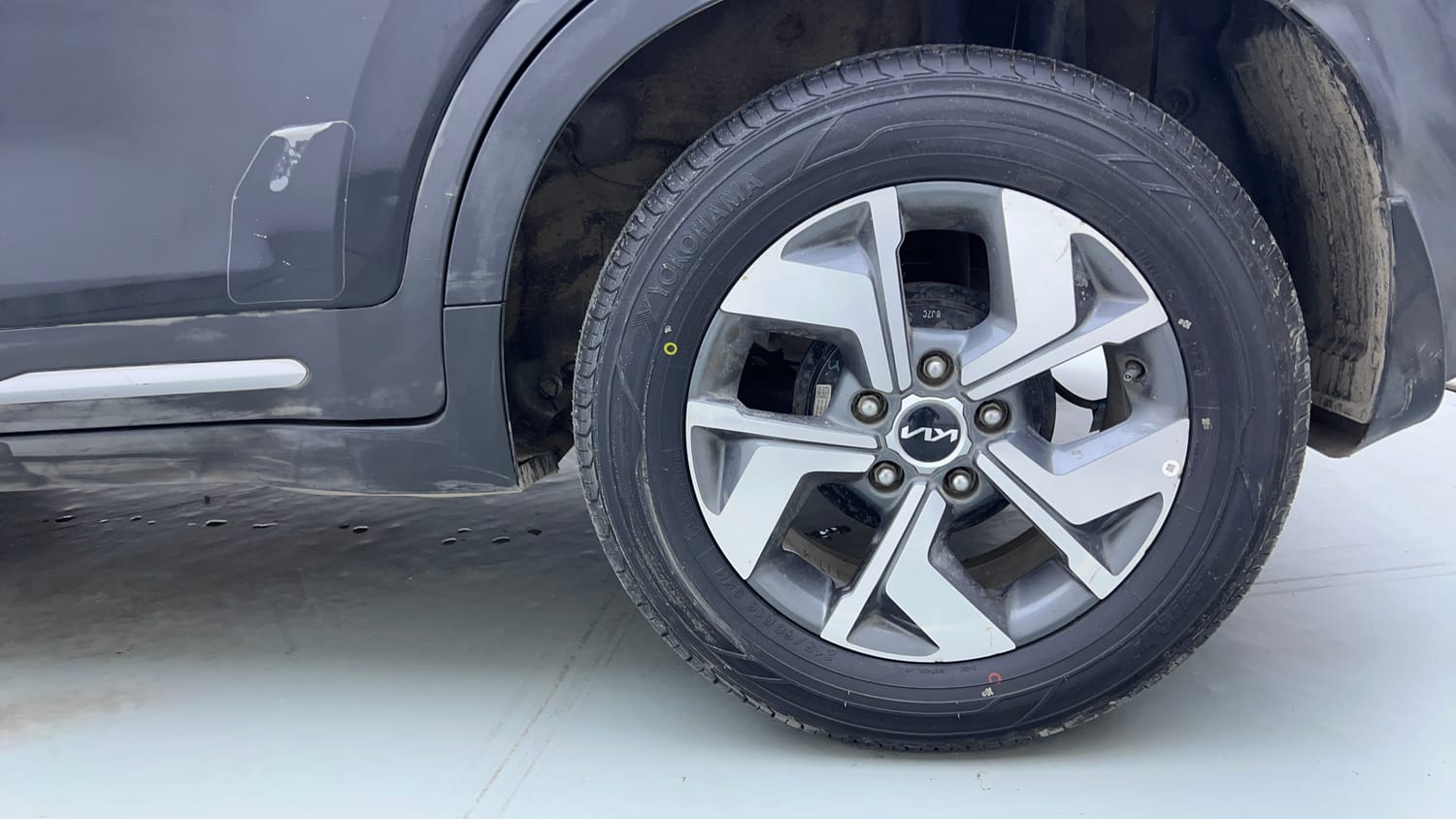 Used 2023 Kia Sonet HTX 1.5 AT Diesel Automatic tyres LEFT REAR TYRE RIM VIEW