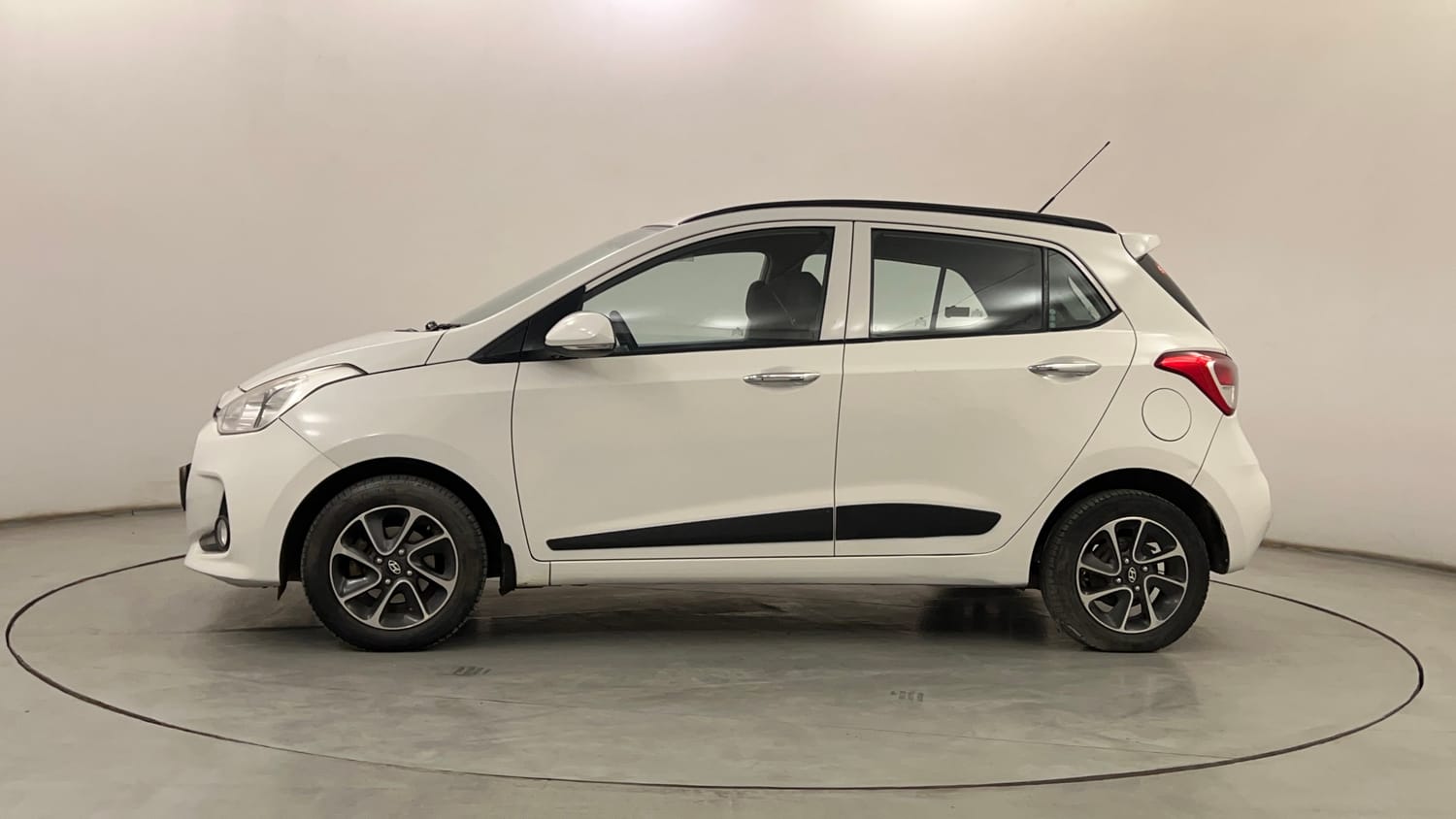 Used 2017 Hyundai Grand i10 Asta 1.2 Kappa VTVT Petrol Manual exterior LEFT SIDE VIEW