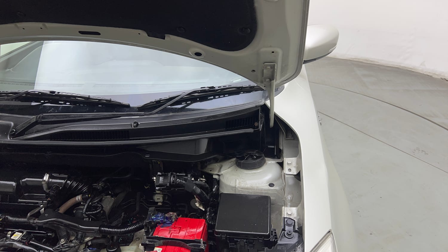 Used 2018 Maruti Suzuki Dzire VXi AMT Petrol Automatic engine ENGINE LEFT SIDE HINGE & APRON VIEW