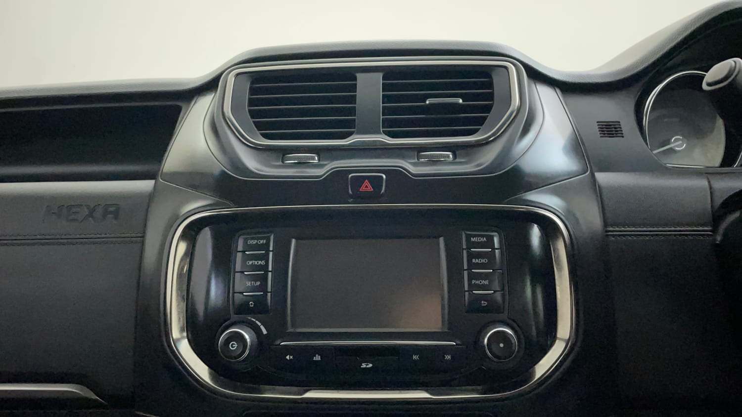 Used 2017 Tata Hexa XT 4x2 7 STR Diesel Manual top_features Touch screen infotainment system