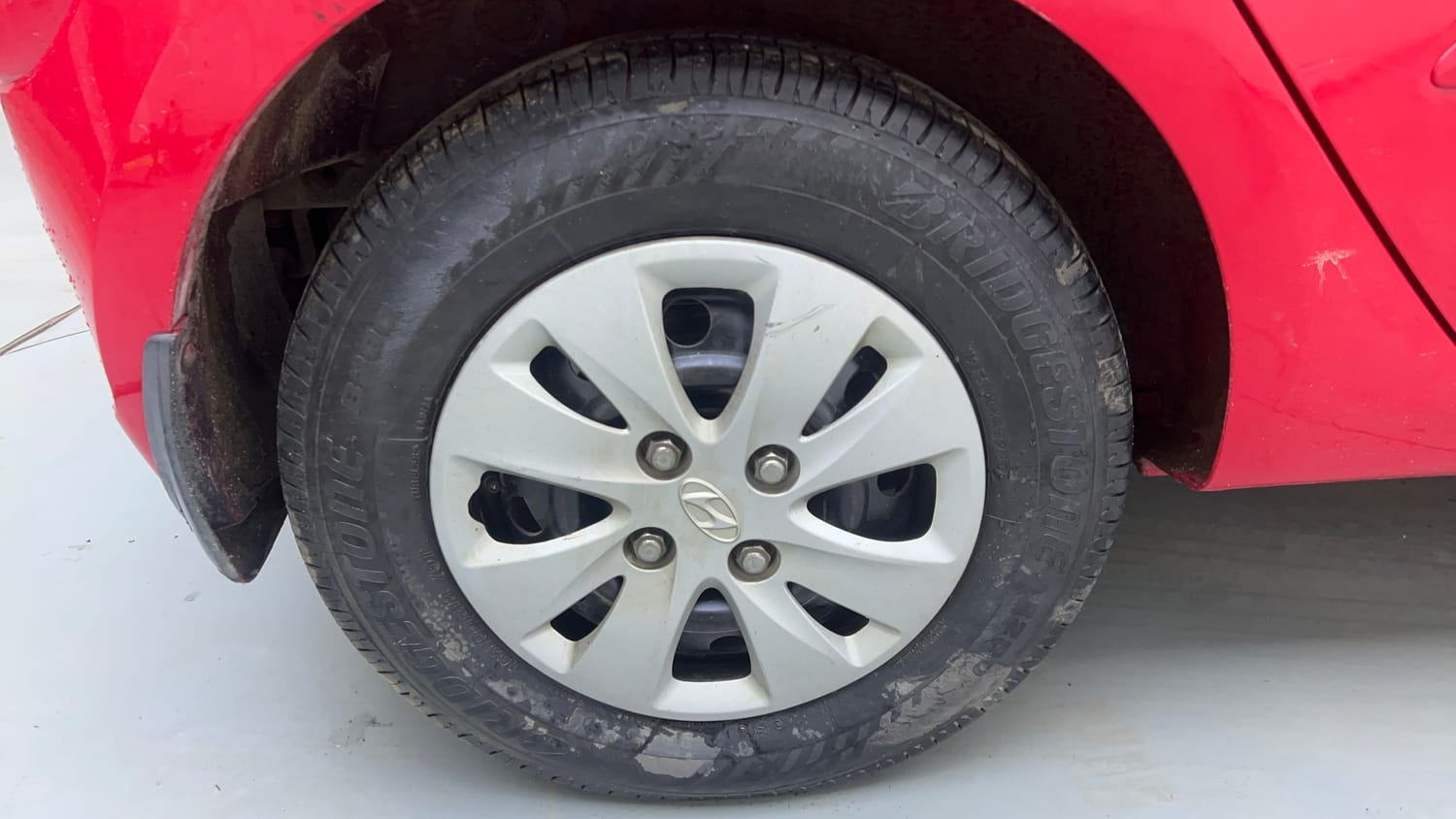 Used 2012 Hyundai i10 Sportz 1.2 AT Kappa2 Petrol Automatic tyres RIGHT REAR TYRE RIM VIEW