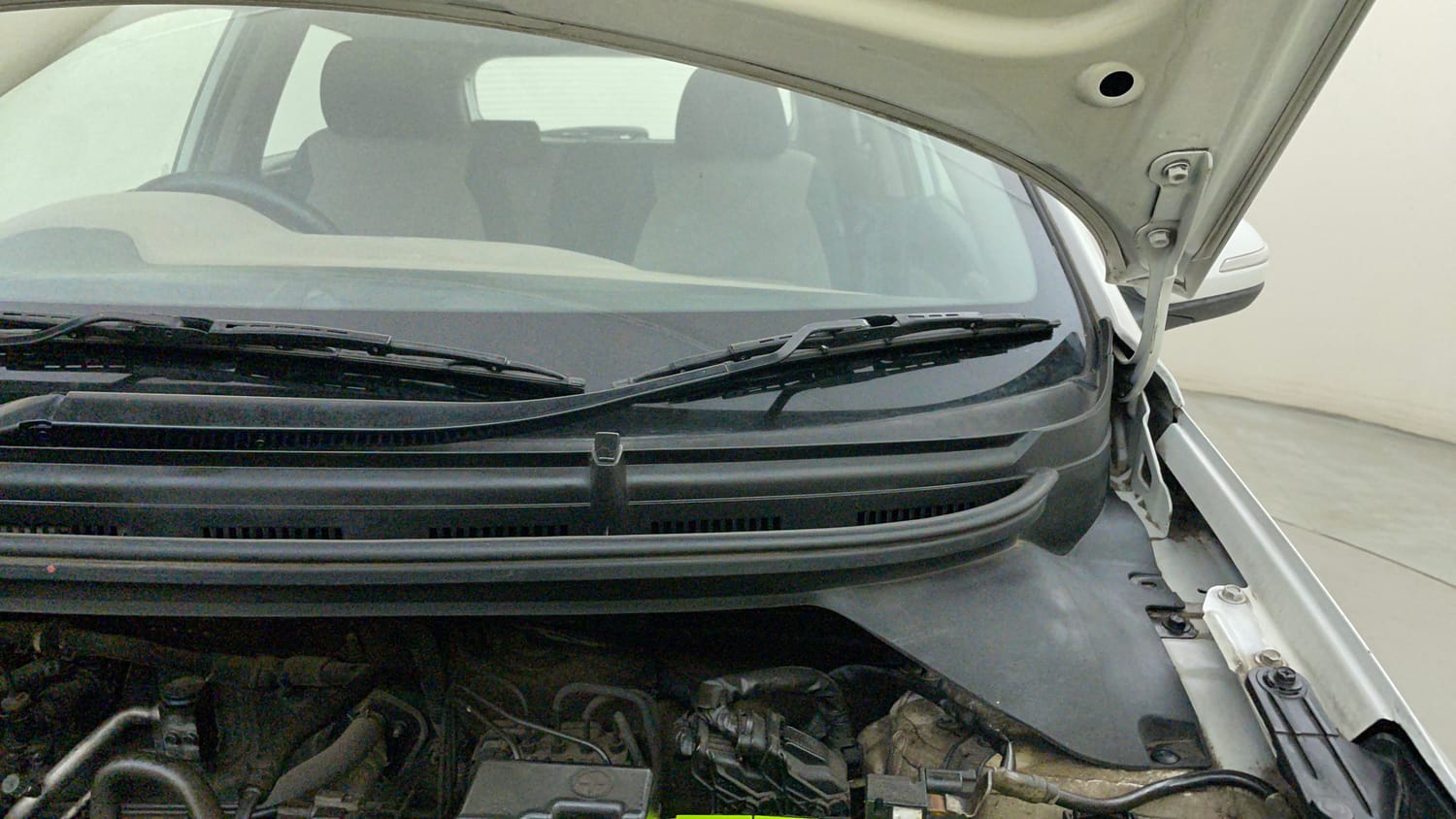 Used 2016 Hyundai Elite i20 Asta 1.2 (O) Petrol Manual engine ENGINE LEFT SIDE HINGE & APRON VIEW