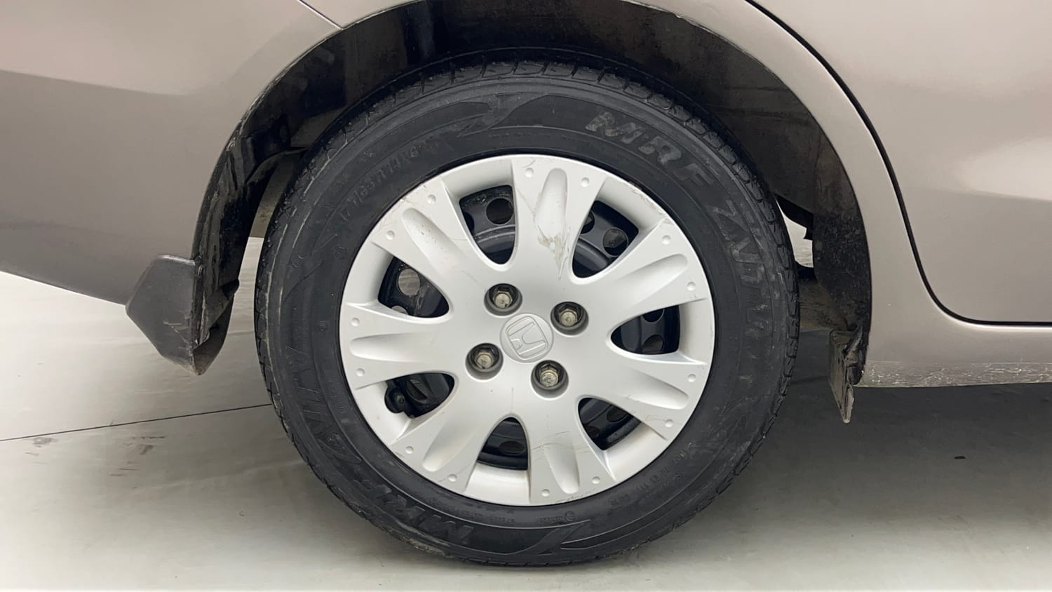 Used 2016 Honda Amaze 1.2 SX i-VTEC Petrol Manual tyres RIGHT REAR TYRE RIM VIEW