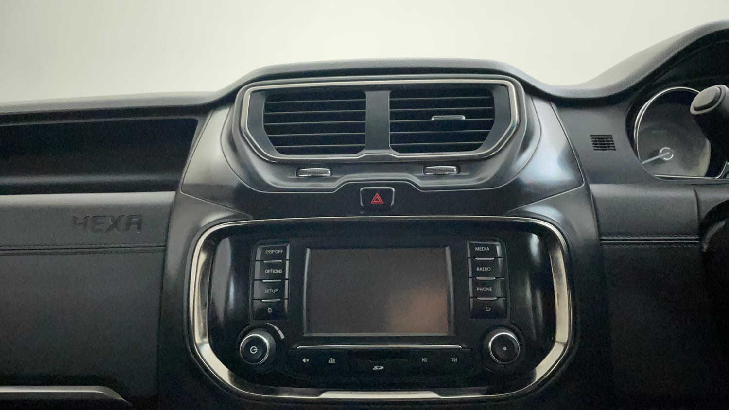 Used 2017 Tata Hexa XT 4x2 7 STR Diesel Manual top_features Integrated (in-dash) music system