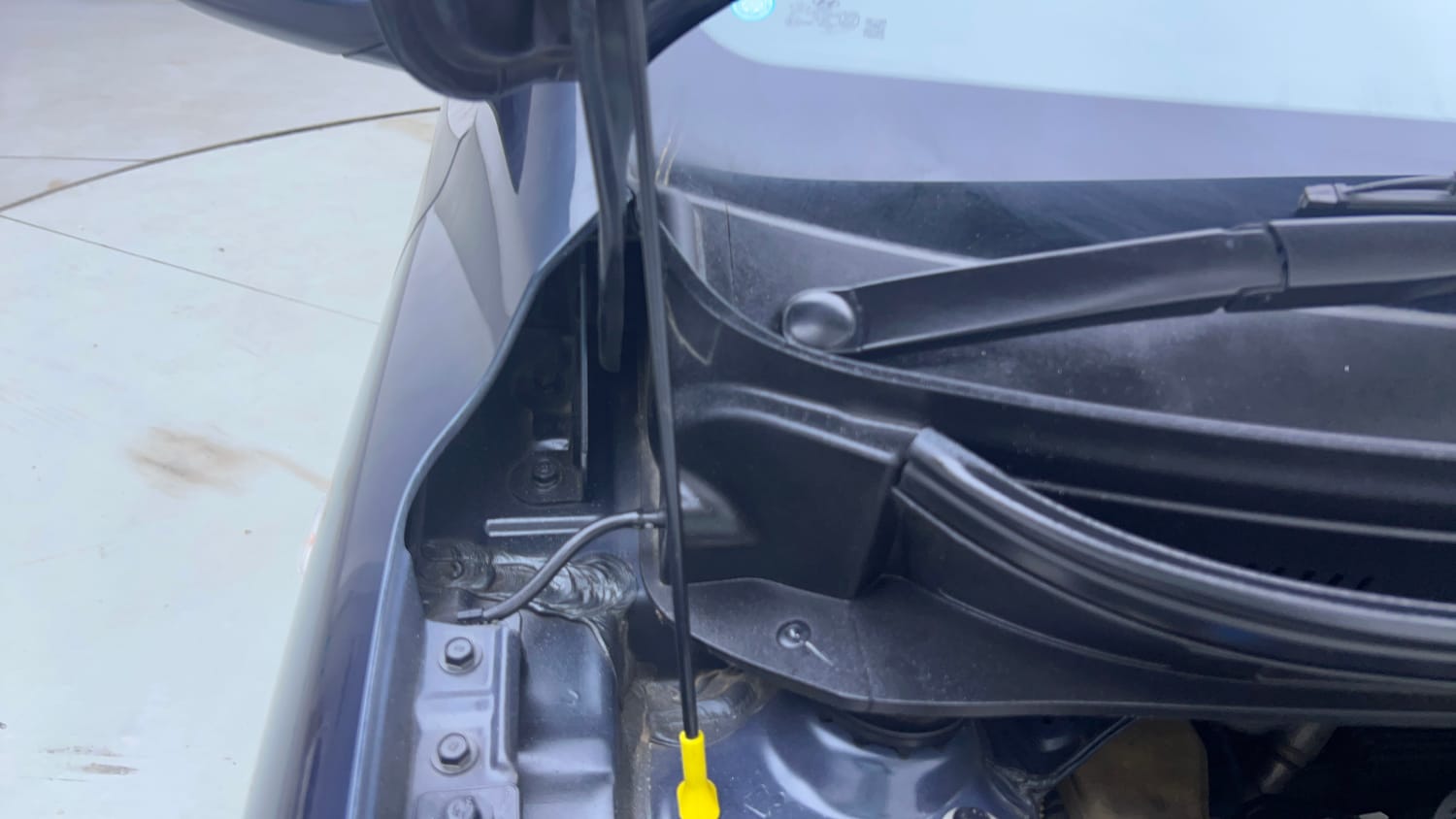 Used 2022 Hyundai Aura S 1.2 CNG Cng Manual engine ENGINE RIGHT SIDE HINGE & APRON VIEW