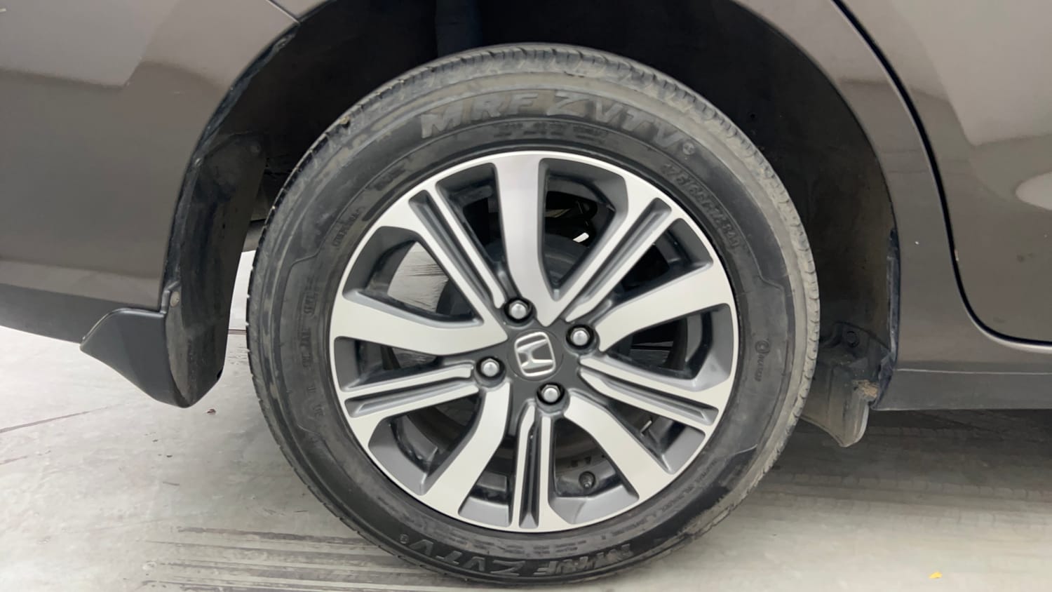 Used 2023 Honda Amaze VX MT 1.2 Petrol Petrol Manual tyres RIGHT REAR TYRE RIM VIEW