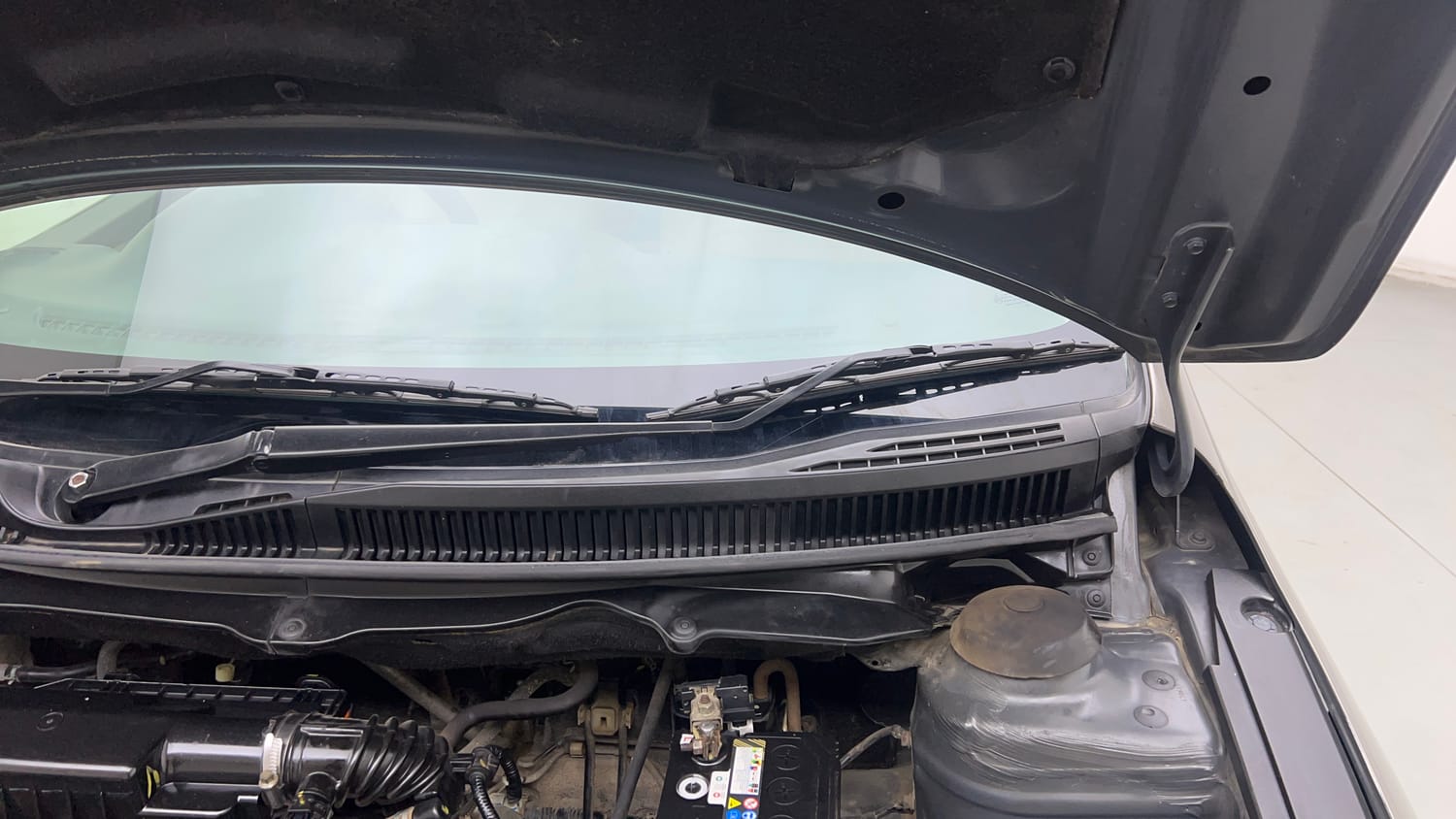 Used 2019 Maruti Suzuki Ciaz Delta Hybrid 1.5 Petrol Manual engine ENGINE LEFT SIDE HINGE & APRON VIEW