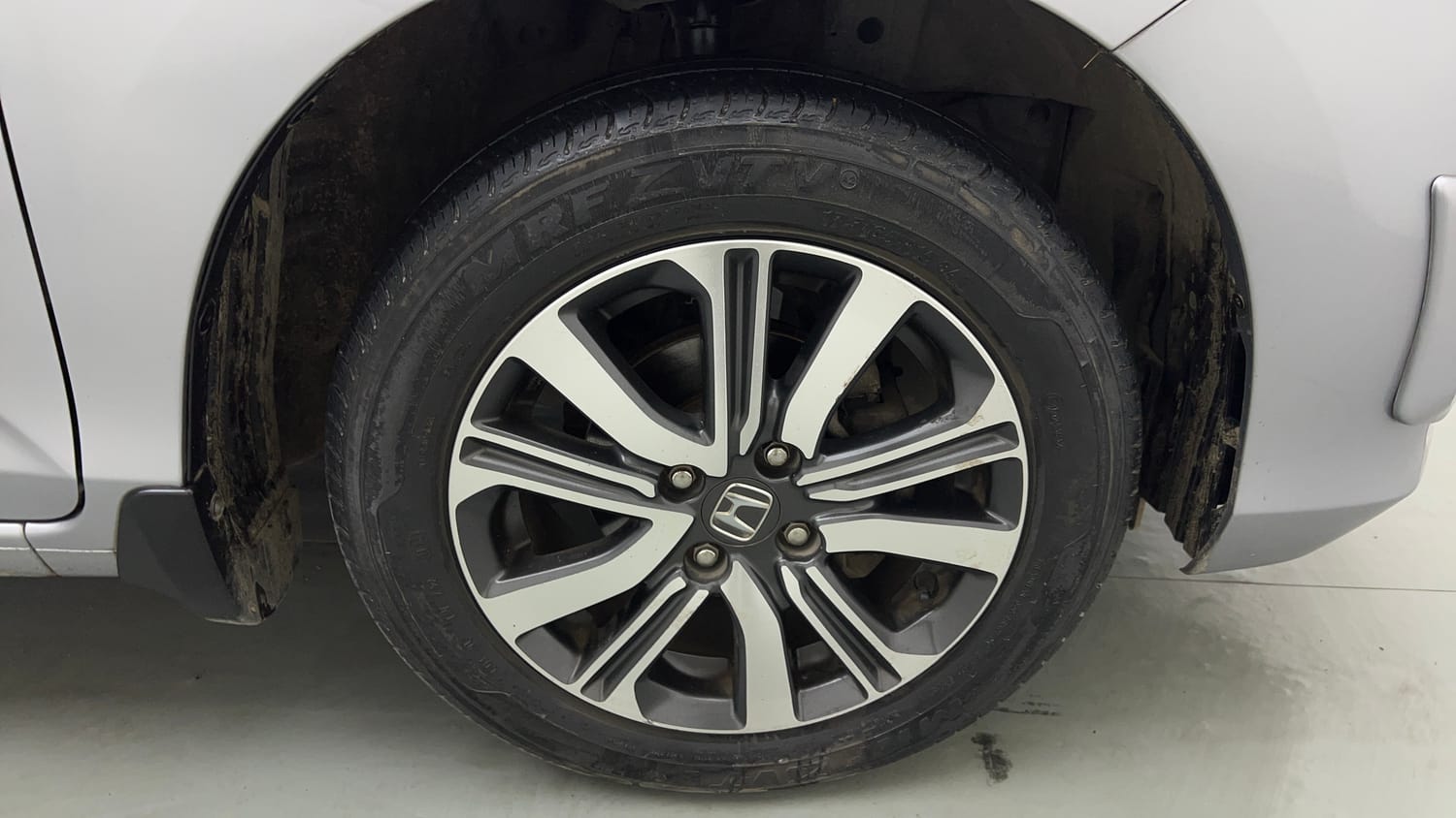 Used 2023 Honda Amaze VX CVT 1.2 Petrol Petrol Automatic tyres RIGHT FRONT TYRE RIM VIEW