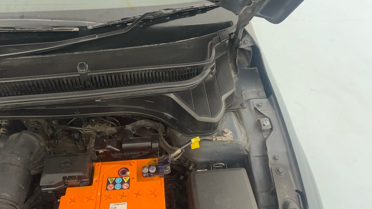Used 2020 Hyundai New i20 Asta (O) 1.0 Turbo DCT Petrol Automatic engine ENGINE LEFT SIDE HINGE & APRON VIEW