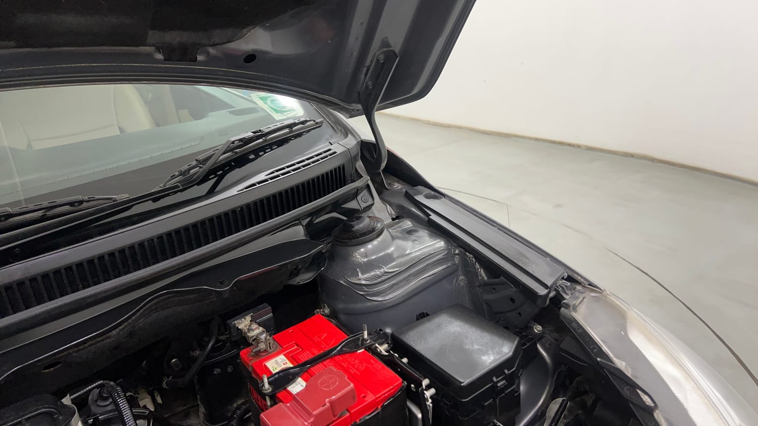 Used 2015 Maruti Suzuki Ciaz ZXi Petrol Manual engine ENGINE LEFT SIDE HINGE & APRON VIEW