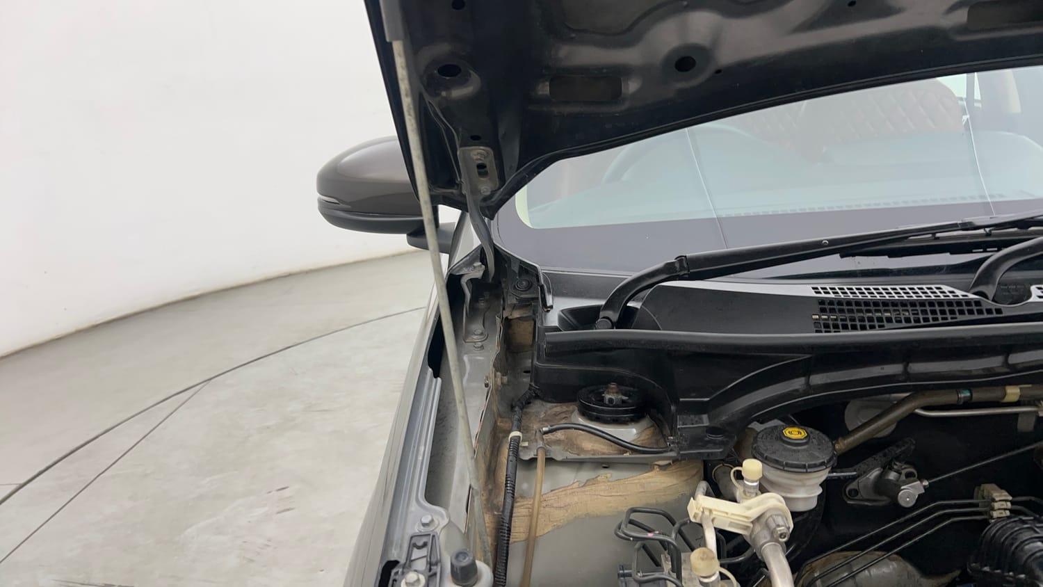 Used 2023 Honda Amaze VX MT 1.2 Petrol Petrol Manual engine ENGINE RIGHT SIDE HINGE & APRON VIEW