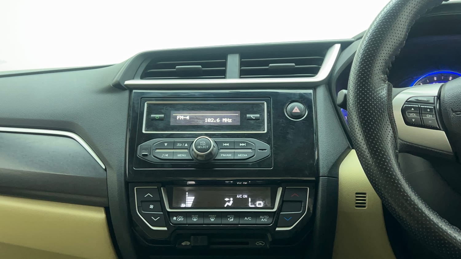 Used 2016 Honda Amaze 1.2 SX i-VTEC Petrol Manual top_features Integrated (in-dash) music system