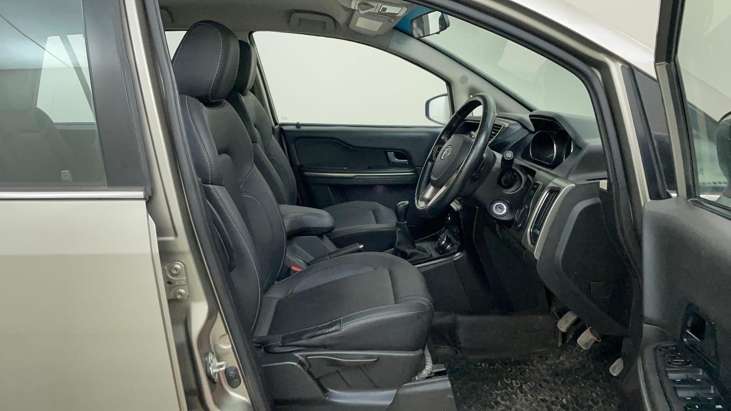 Used 2017 Tata Hexa XT 4x2 7 STR Diesel Manual interior RIGHT SIDE FRONT DOOR CABIN VIEW