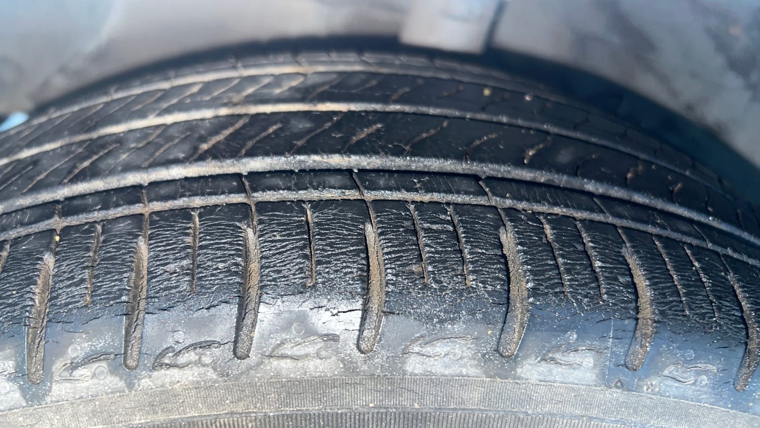 Used 2021 Hyundai Aura SX Plus 1.2 AMT Petrol Petrol Automatic tyres LEFT FRONT TYRE TREAD VIEW